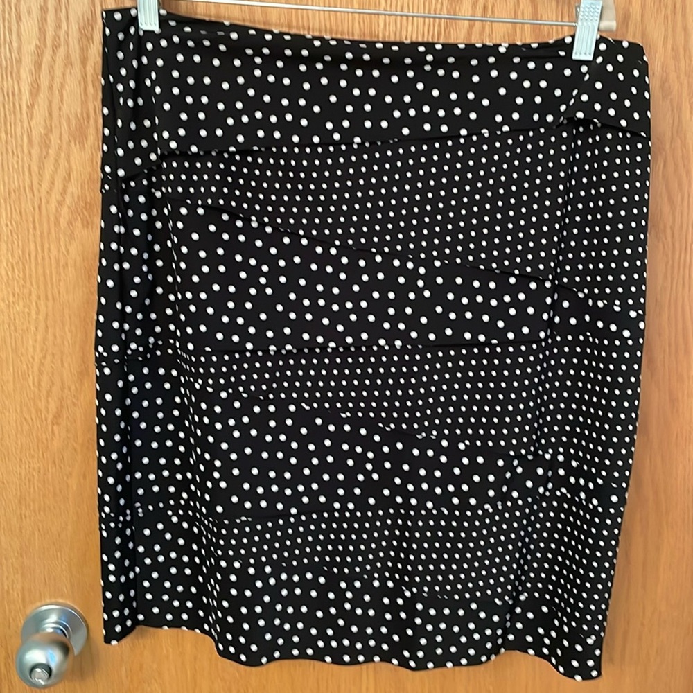 White House Black Market NWT skirt! Cute and flattering fit!